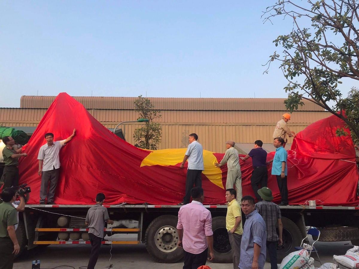 Đúc Tượng Bác Hồ Vẫy Tay Chào Bằng Đồng Đỏ Cỡ Lớn Tại Quảng Trường Sơn La