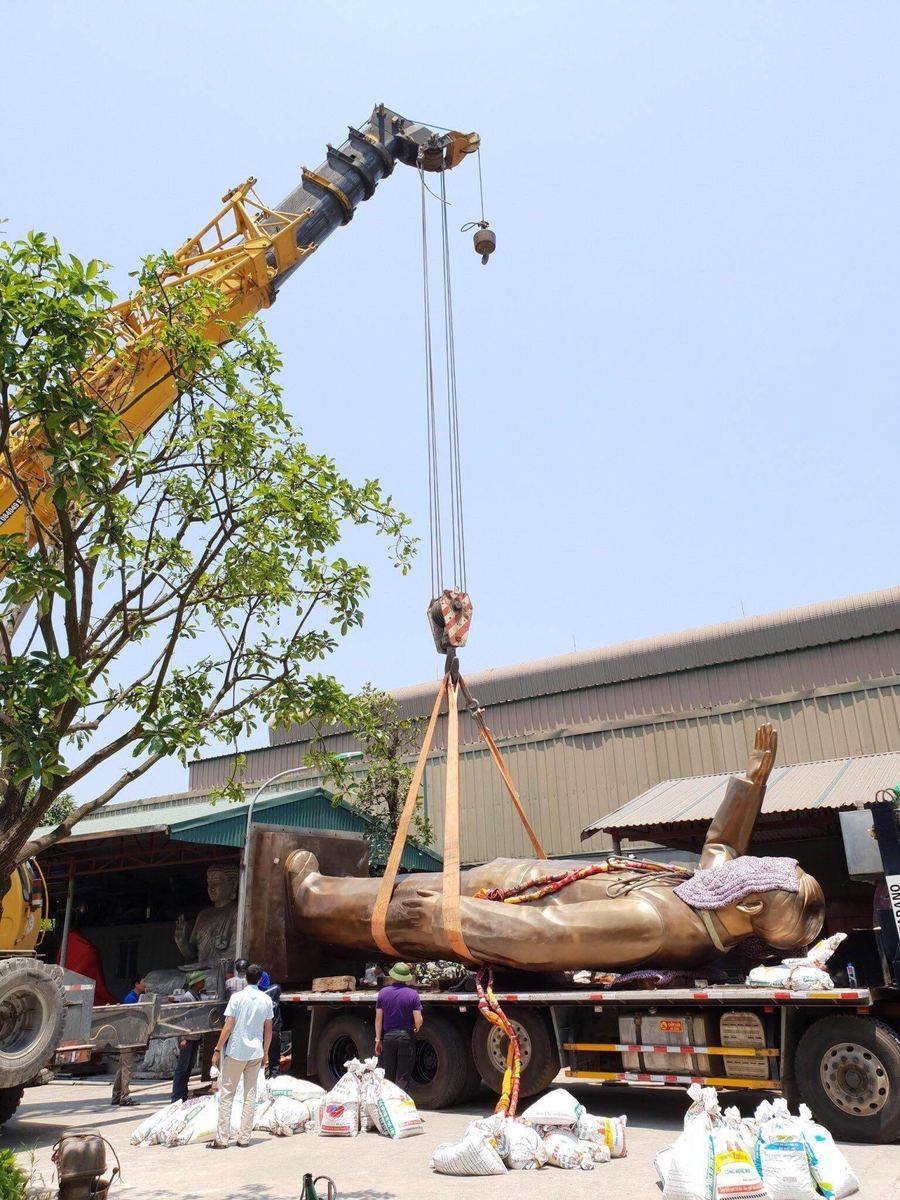 Đúc Tượng Bác Hồ Vẫy Tay Chào Bằng Đồng Đỏ Cỡ Lớn Tại Quảng Trường Sơn La - Ảnh chi tiết 4