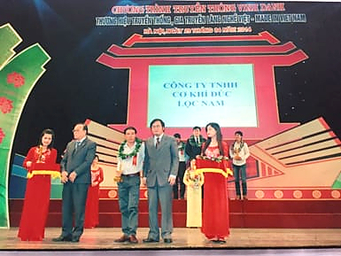 Nghệ nhân Dương Bá Tiến vinh dự nhận Cúp Bàn Tay Vàng trong Chương trình Vinh danh Thương hiệu truyền thống, Gia truyền Làng nghề Việt