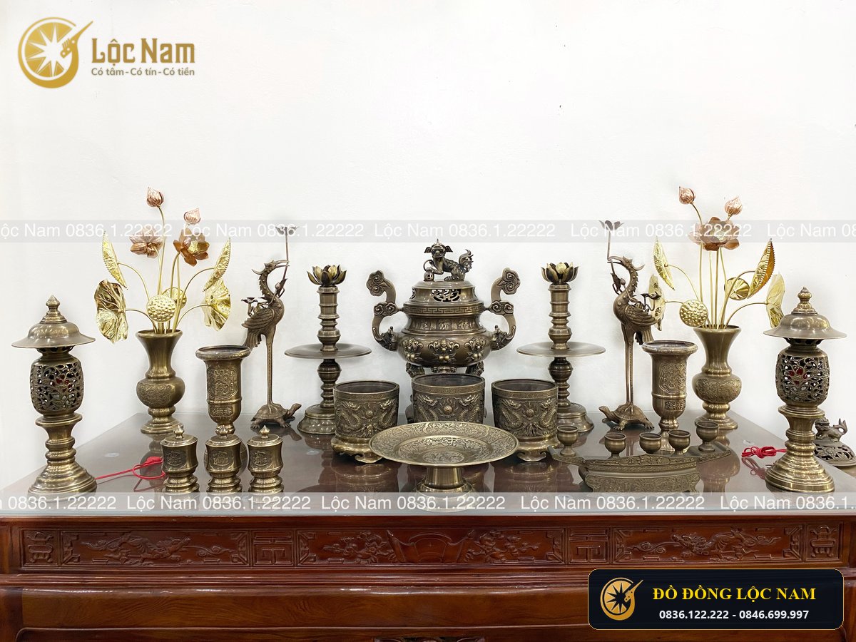 Bộ Đỉnh Thờ Cúng Đẹp Đầy Đủ Trên Bàn Thờ Bằng Đồng Vàng Hun Chạm Hoa Văn Ngũ Phúc