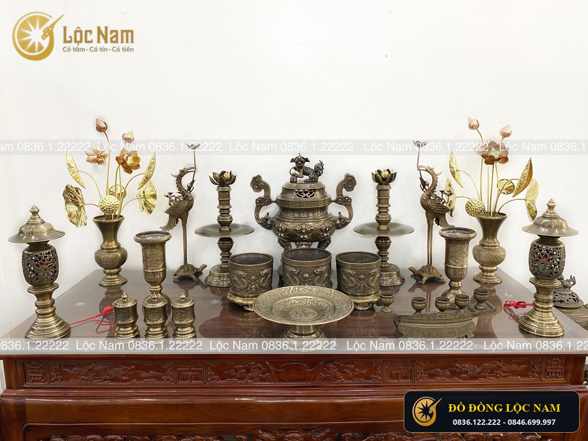 Bộ Đỉnh Thờ Cúng Đẹp Đầy Đủ Trên Bàn Thờ Bằng Đồng Vàng Hun Chạm Hoa Văn Ngũ Phúc góc chụp 1