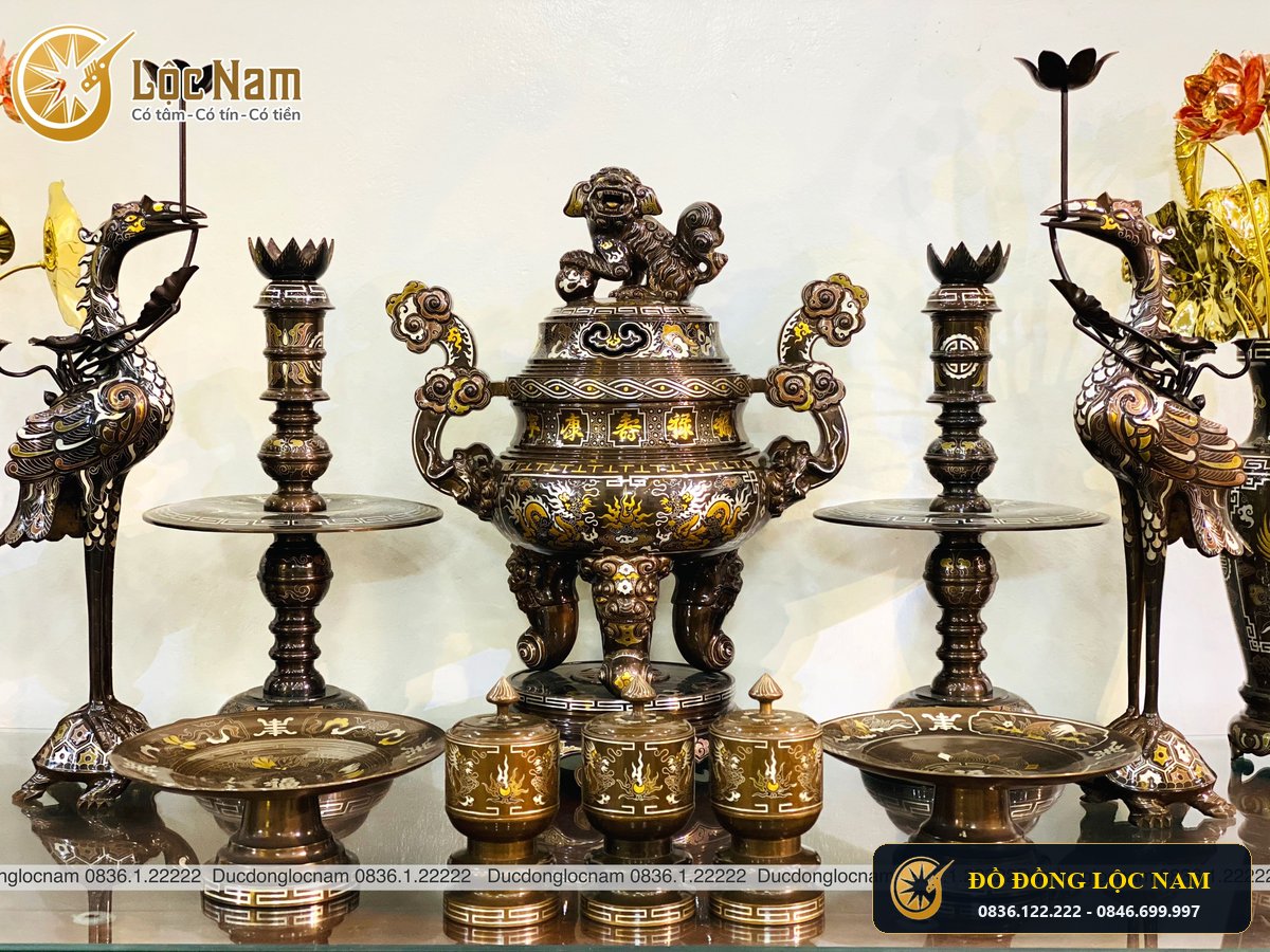 Bộ Đồ Thờ Đầy Đủ Bằng Đồng Đỏ Khảm Ngũ Sắc Cao 70cm góc chụp 1