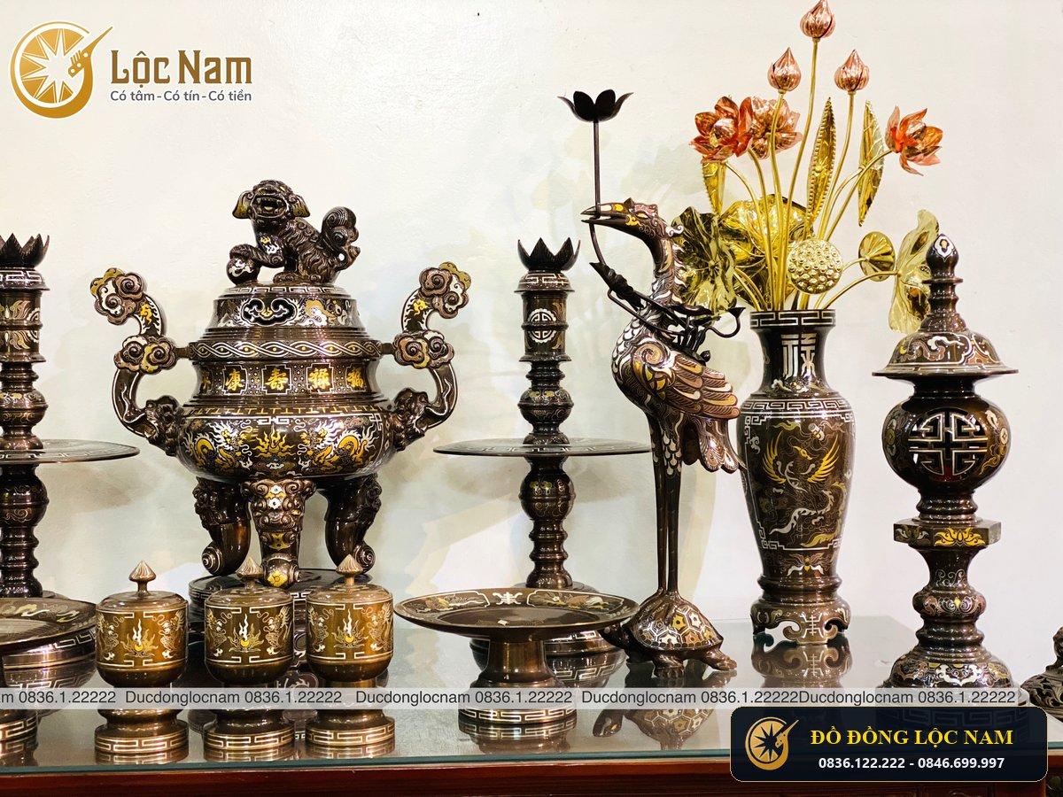 Bộ Đồ Thờ Đầy Đủ Bằng Đồng Đỏ Khảm Ngũ Sắc Cao 70cm góc chụp 2