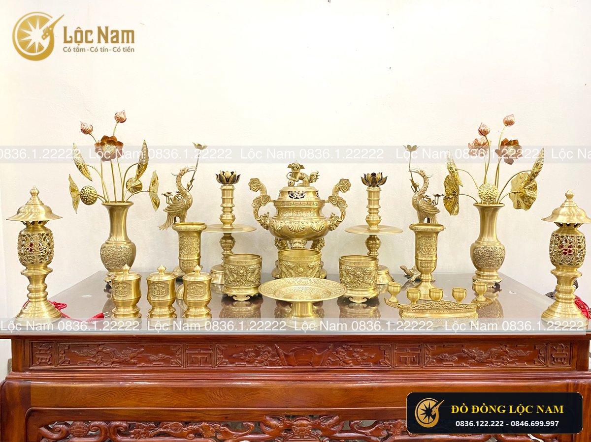 Bộ Đồ Thờ Bằng Đồng Vàng Đầy Đủ Trên Bàn Thờ Chạm Sòi