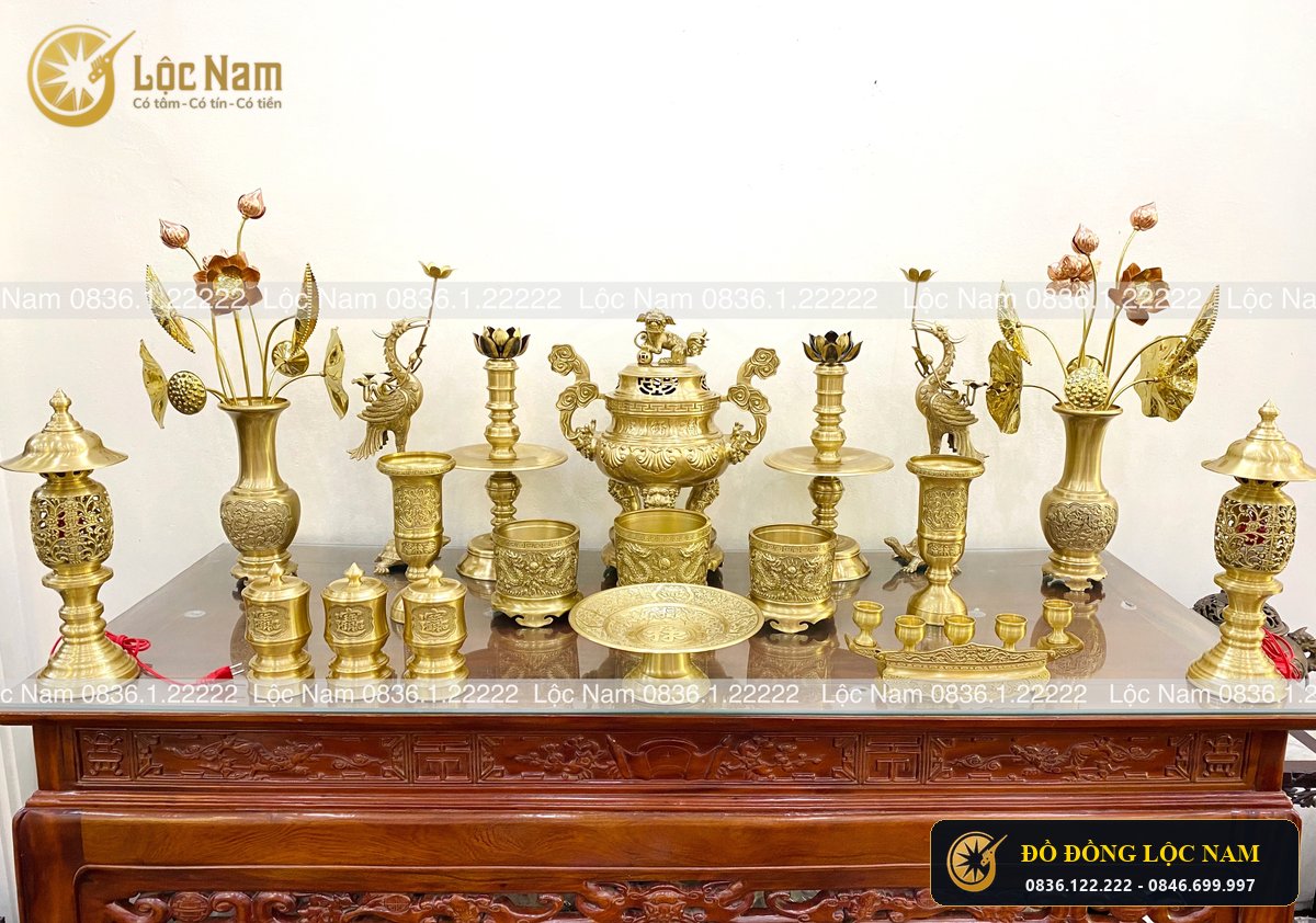 Bộ Đồ Thờ Bằng Đồng Vàng Đầy Đủ Trên Bàn Thờ Chạm Sòi góc chụp 1