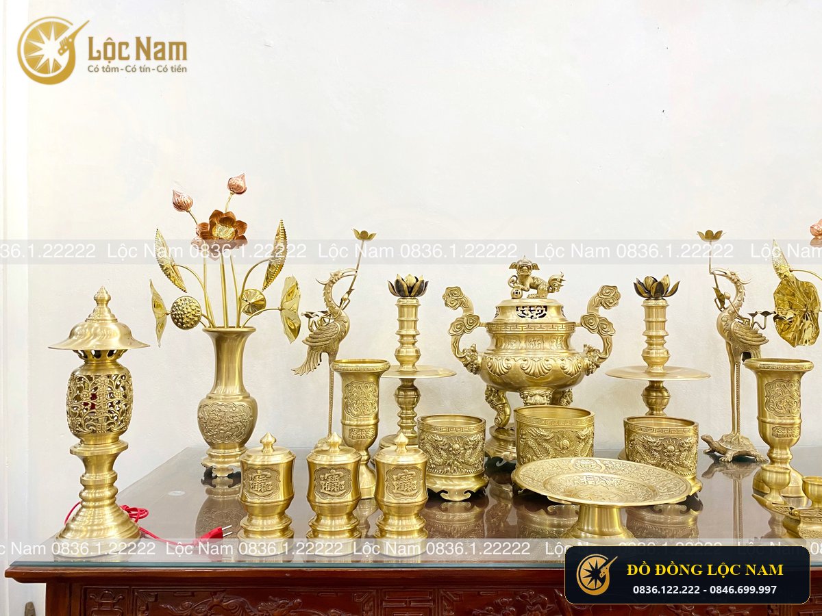 Bộ Đồ Thờ Bằng Đồng Vàng Đầy Đủ Trên Bàn Thờ Chạm Sòi góc chụp 2
