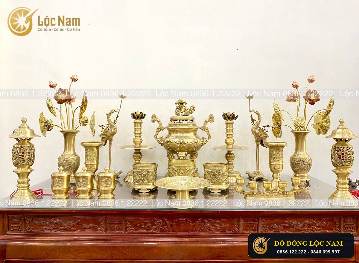 Bộ Đồ Thờ Cúng Đầy Đủ Bằng Đồng Cho Bàn Thờ Gia Tiên Đồng Vàng Chạm Ngũ Phúc
