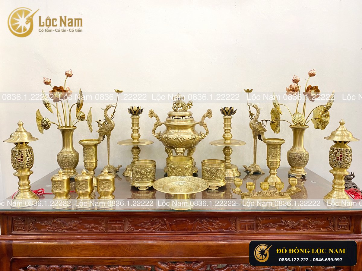 Bộ Đồ Thờ Cúng Đầy Đủ Bằng Đồng Cho Bàn Thờ Gia Tiên Đồng Vàng Chạm Ngũ Phúc góc chụp 1