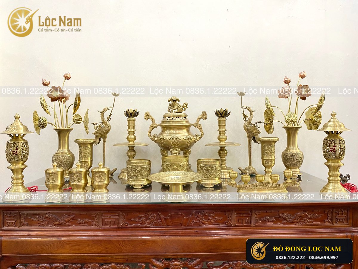 Bộ Đồ Thờ Cúng Đầy Đủ Bằng Đồng Cho Bàn Thờ Gia Tiên Đồng Vàng Chạm Ngũ Phúc góc chụp 2