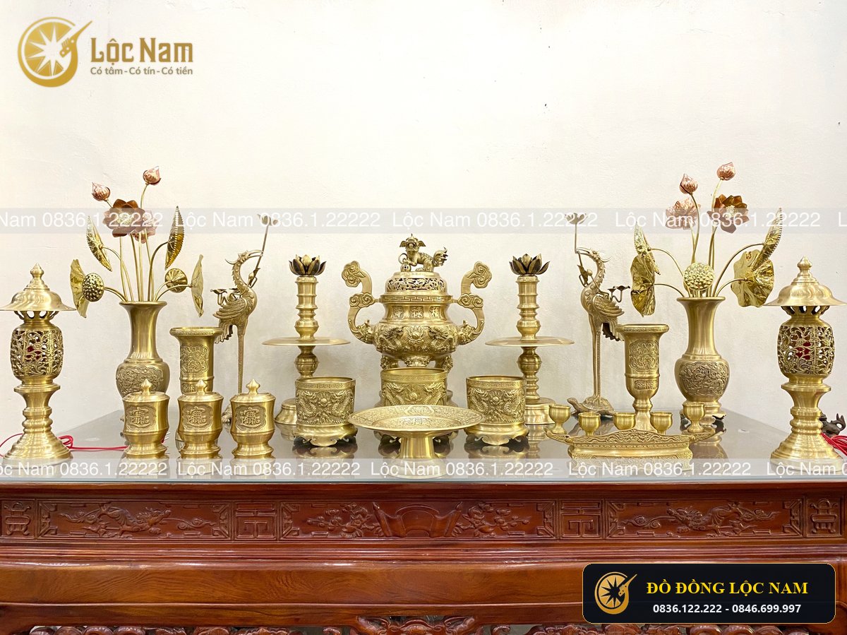 Bộ Đồ Thờ Cúng Đầy Đủ Bằng Đồng Vàng Mộc Chạm Nổi Rồng Phượng góc chụp 1
