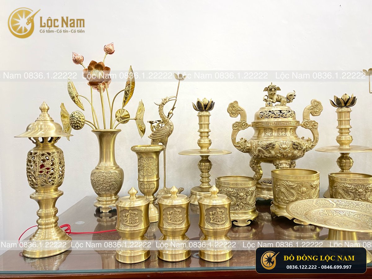 Bộ Đồ Thờ Cúng Đầy Đủ Bằng Đồng Vàng Mộc Chạm Nổi Rồng Phượng góc chụp 2
