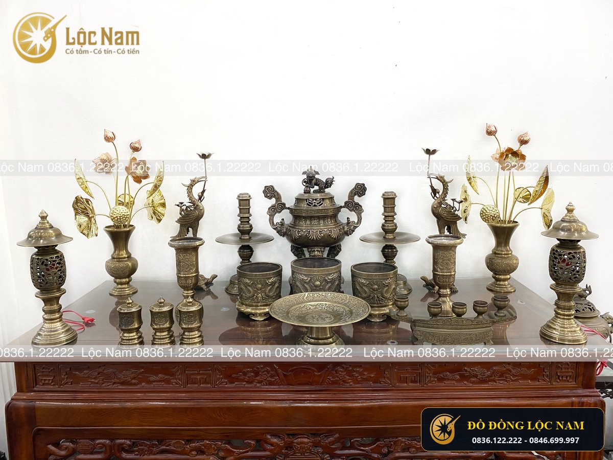 Bộ Đồ Thờ Cúng Đầy Đủ Trên Bàn Thờ Bằng Đồng Vàng Hun Hoa Văn Chạm Sòi