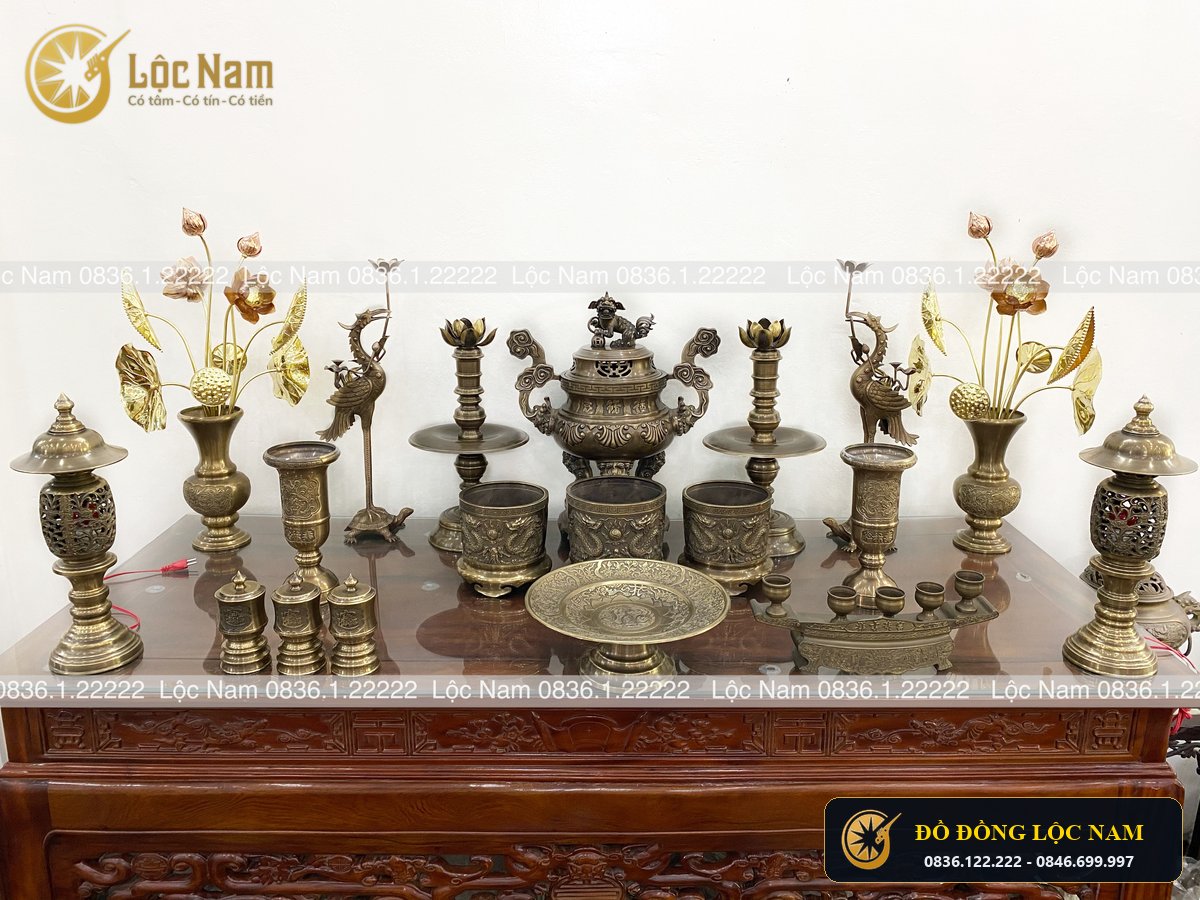 Bộ Đồ Thờ Cúng Đầy Đủ Trên Bàn Thờ Bằng Đồng Vàng Hun Hoa Văn Chạm Sòi góc chụp 1