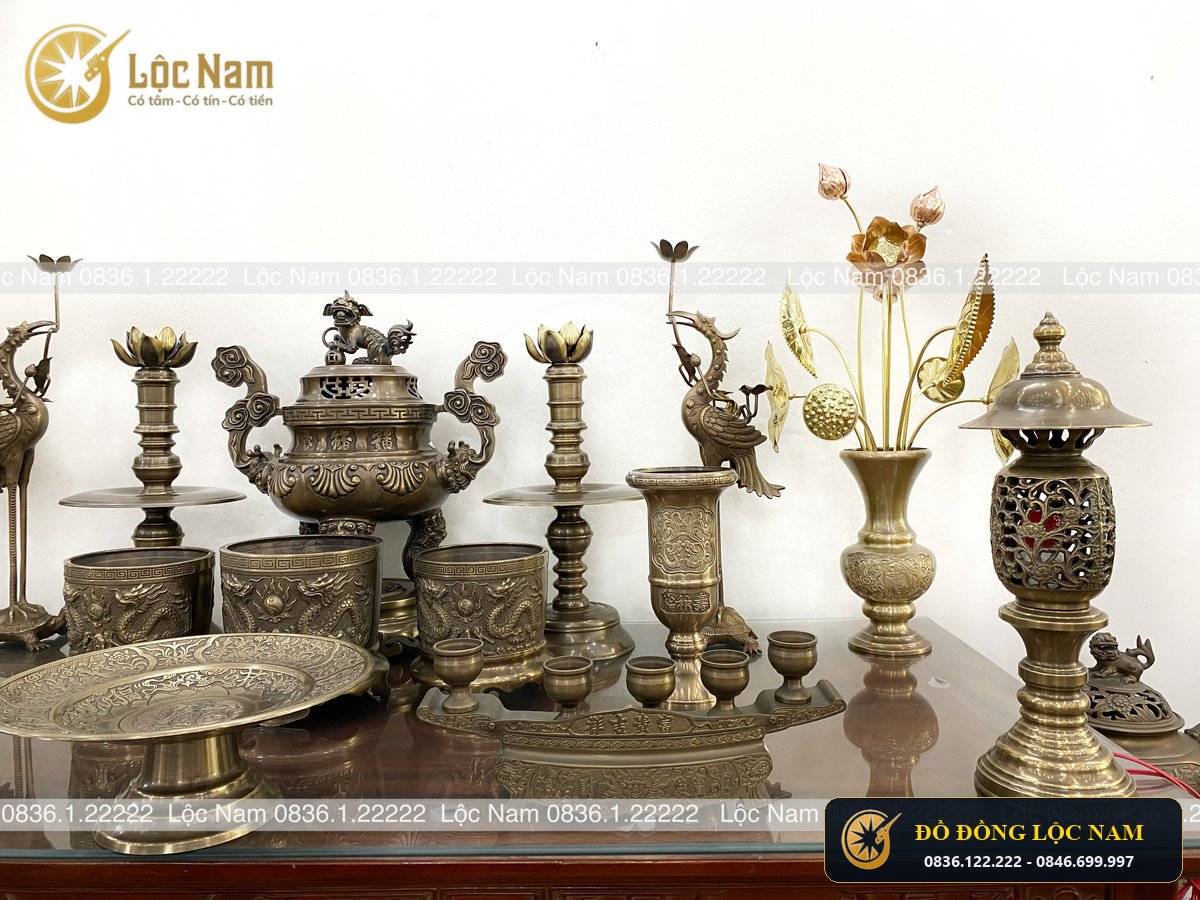 Bộ Đồ Thờ Cúng Đầy Đủ Trên Bàn Thờ Bằng Đồng Vàng Hun Hoa Văn Chạm Sòi góc chụp 2