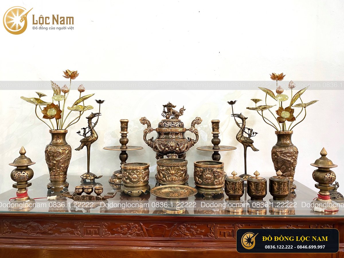 Bộ Đồ Thờ Đầy Đủ Trên Bàn Thờ Bằng Đồng Đỏ Phớt Chạm Rồng Nổi 60cm