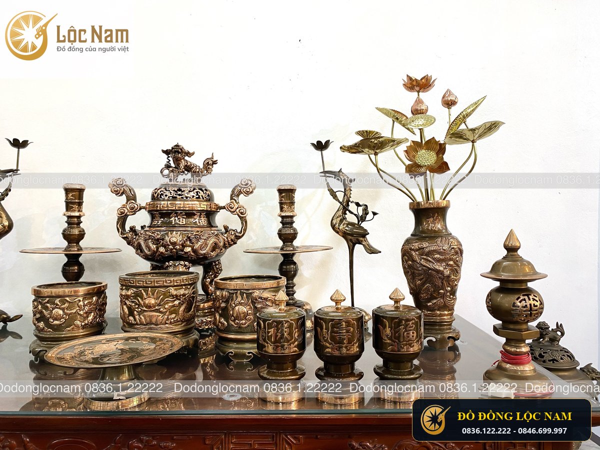 Bộ Đồ Thờ Đầy Đủ Trên Bàn Thờ Bằng Đồng Đỏ Phớt Chạm Rồng Nổi 60cm góc chụp 1