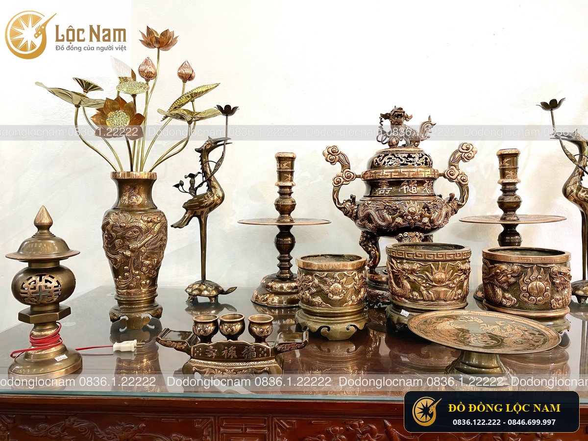 Bộ Đồ Thờ Đầy Đủ Trên Bàn Thờ Bằng Đồng Đỏ Phớt Chạm Rồng Nổi 60cm góc chụp 2