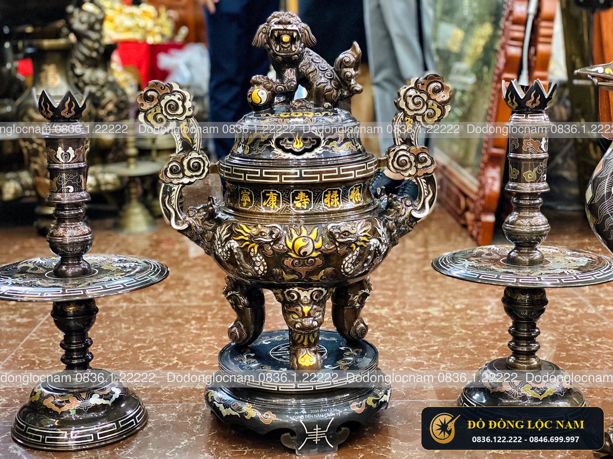 Bộ Đồ Thờ Ngu Su Bằng Đồng Khảm Ngũ Sắc Rong Noi góc chụp 1