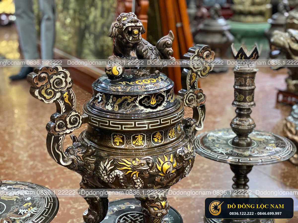 Bộ Đồ Thờ Ngu Su Bằng Đồng Khảm Ngũ Sắc Rong Noi góc chụp 2