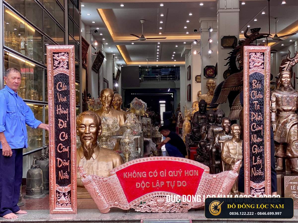 Cuốn Thư Câu Đối Dong Do Khong Co Gi Quy Hon Doc Lap Tu Do góc chụp 1