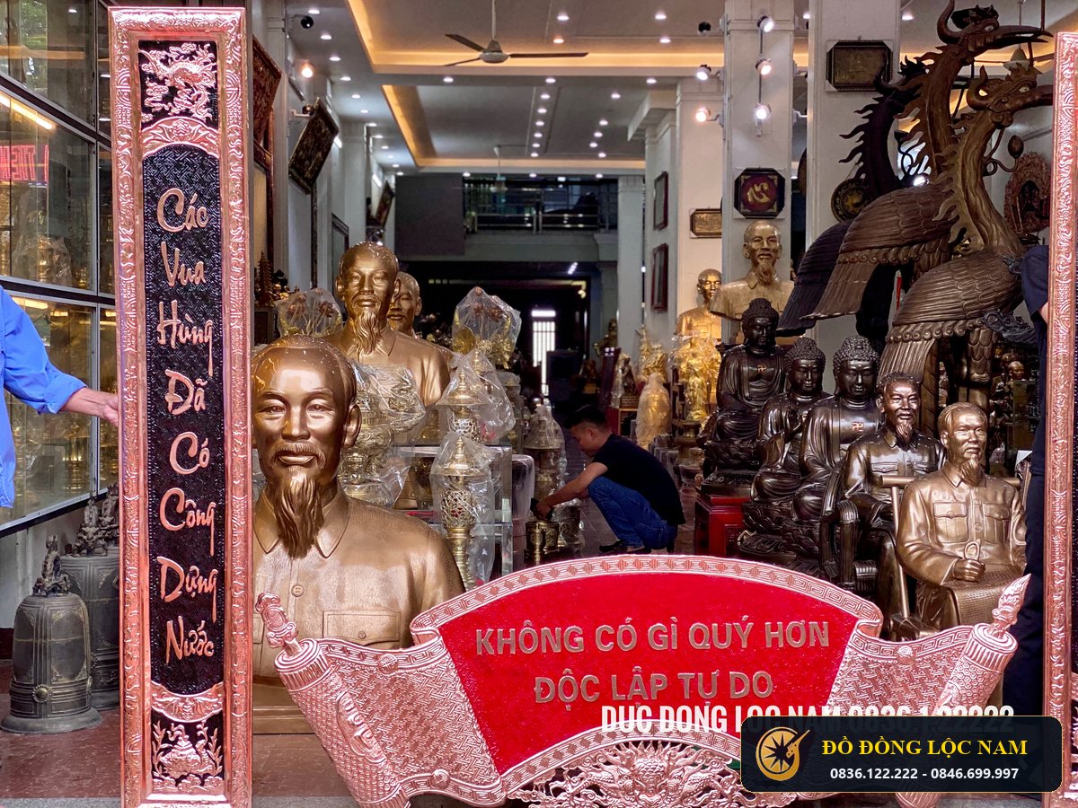 Cuốn Thư Câu Đối Dong Do Khong Co Gi Quy Hon Doc Lap Tu Do góc chụp 2