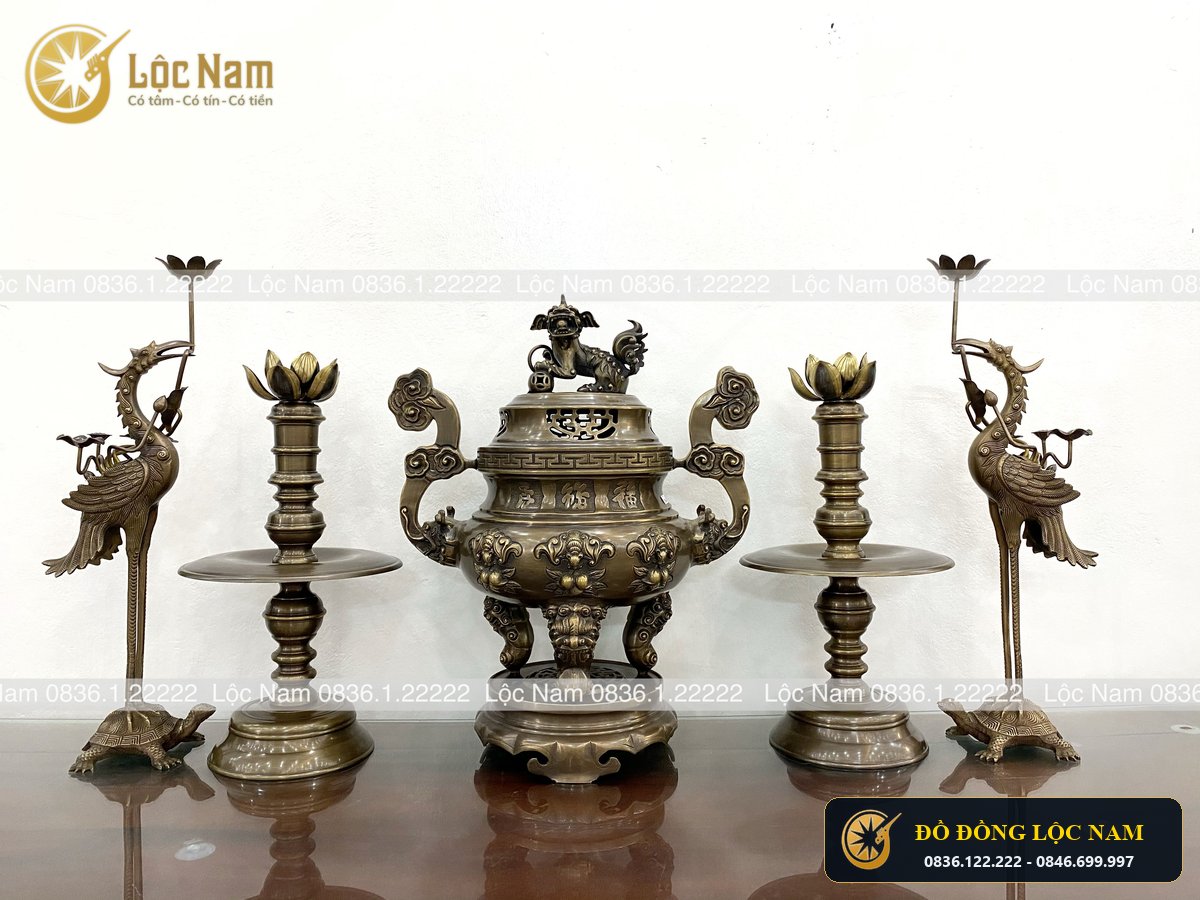 Đỉnh Thờ Bằng Đồng Vàng Hun Chạm Hoa Văn Ngũ Phúc góc chụp 1