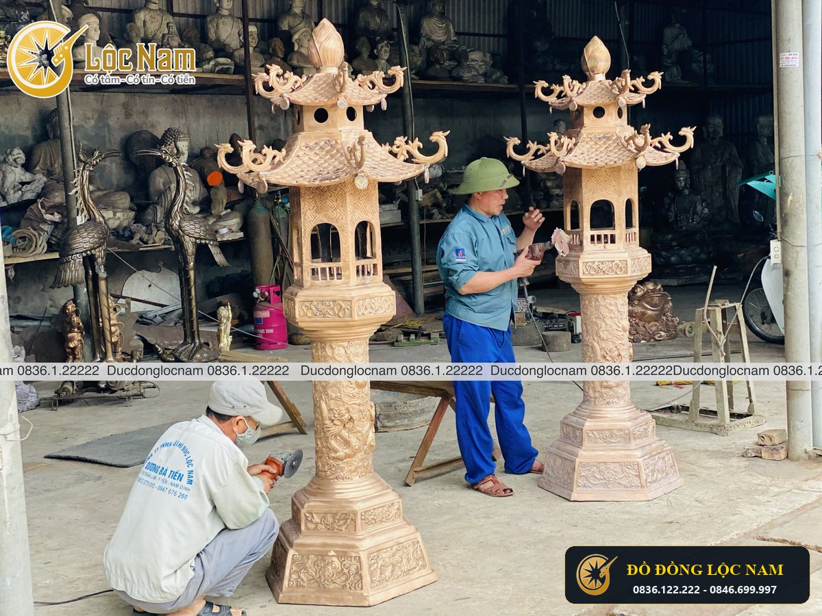 Doi Đèn Thờ Bằng Đồng Dang Lư Hương Dáng Mái Chùa Cỡ Lớn