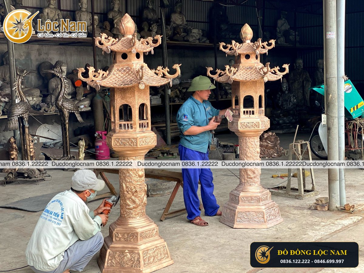 Doi Đèn Thờ Bằng Đồng Dang Lư Hương Dáng Mái Chùa Cỡ Lớn góc chụp 1