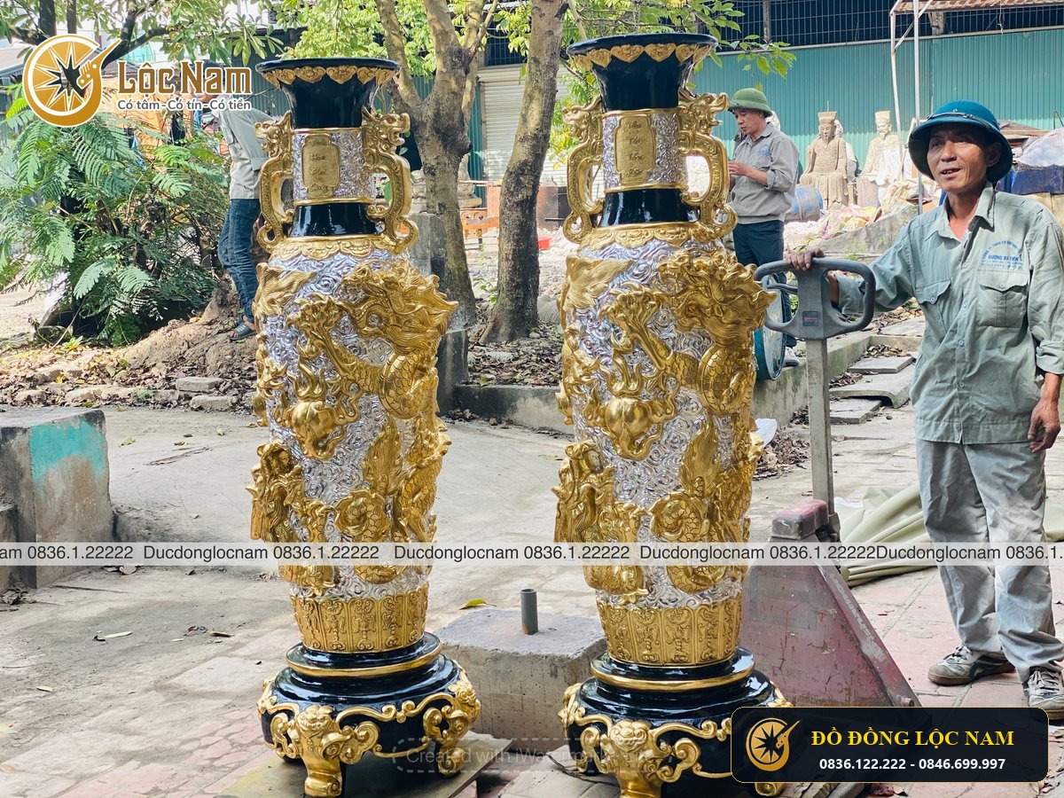 Đôi Lọ Lộc Bình Bằng Đồng Đỏ Đúc Nổi Song Long Dát Vàng 24K Khách Hà Nội góc chụp 2