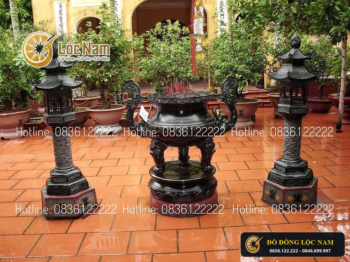 Lư Hương Va Doi Đèn Thờ Bằng Đồng Hun Đen Cho Nha Den