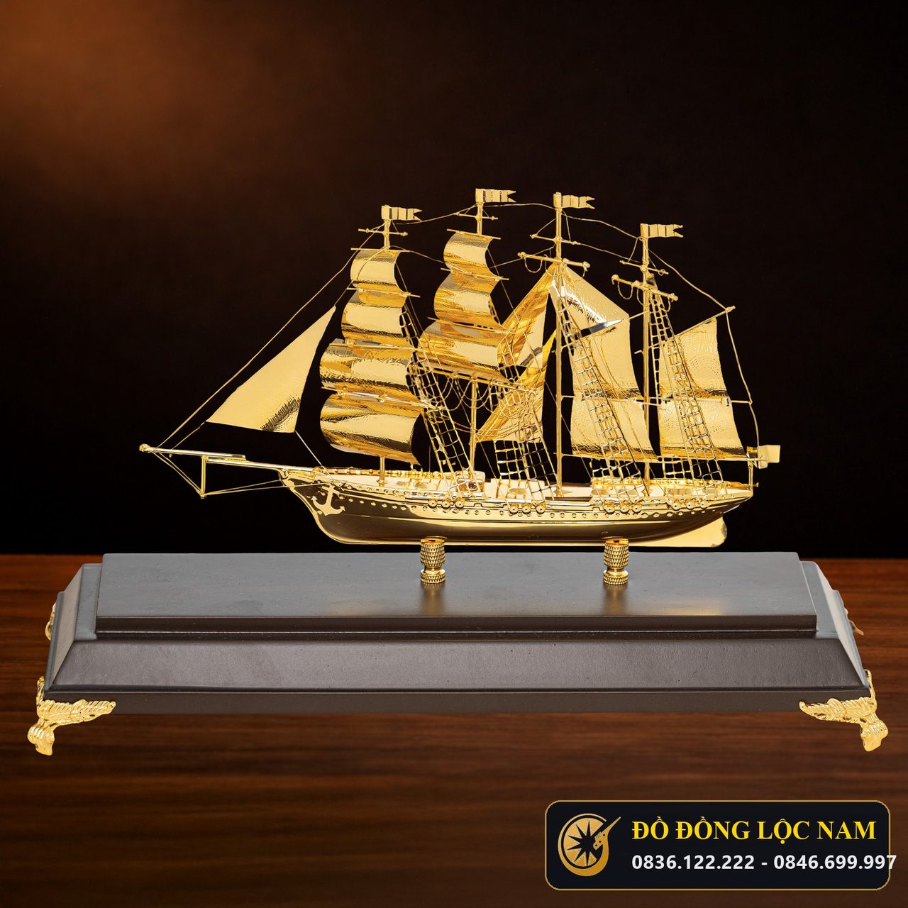 Mô Hình Thuyền Buồm Xuôi Gió Mạ Vàng 24K Cỡ Trung