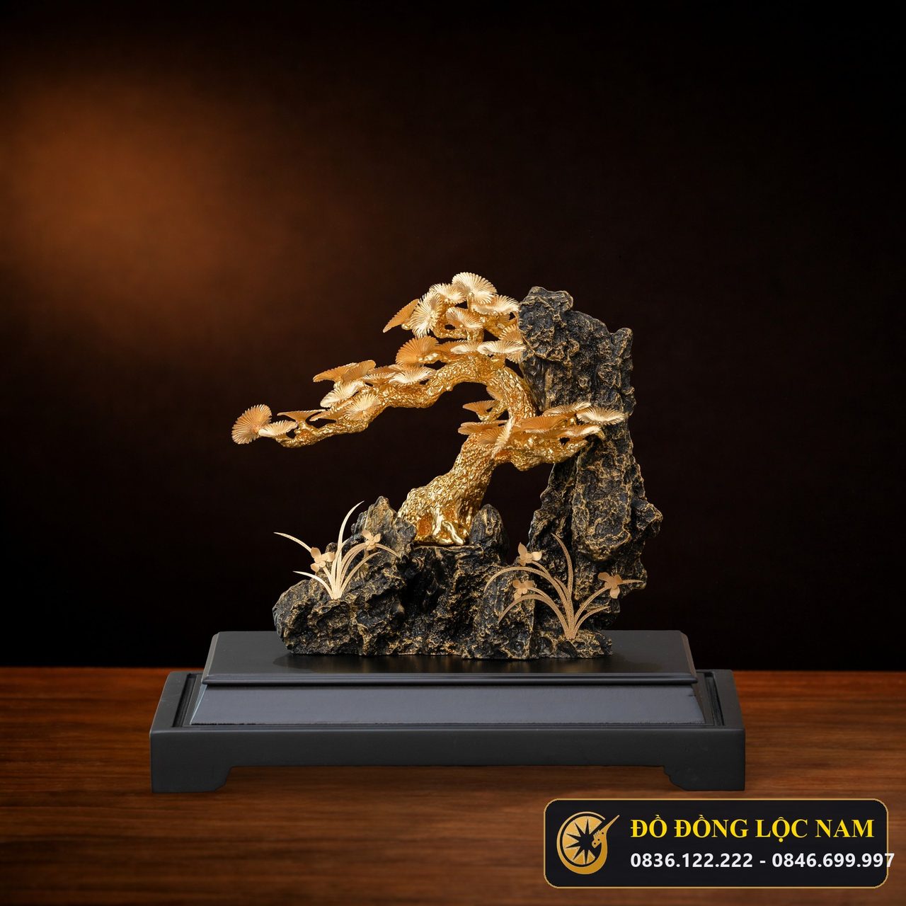Tác Phẩm Tùng La Hán Bonsai Dát Vàng 24K Khung Kính