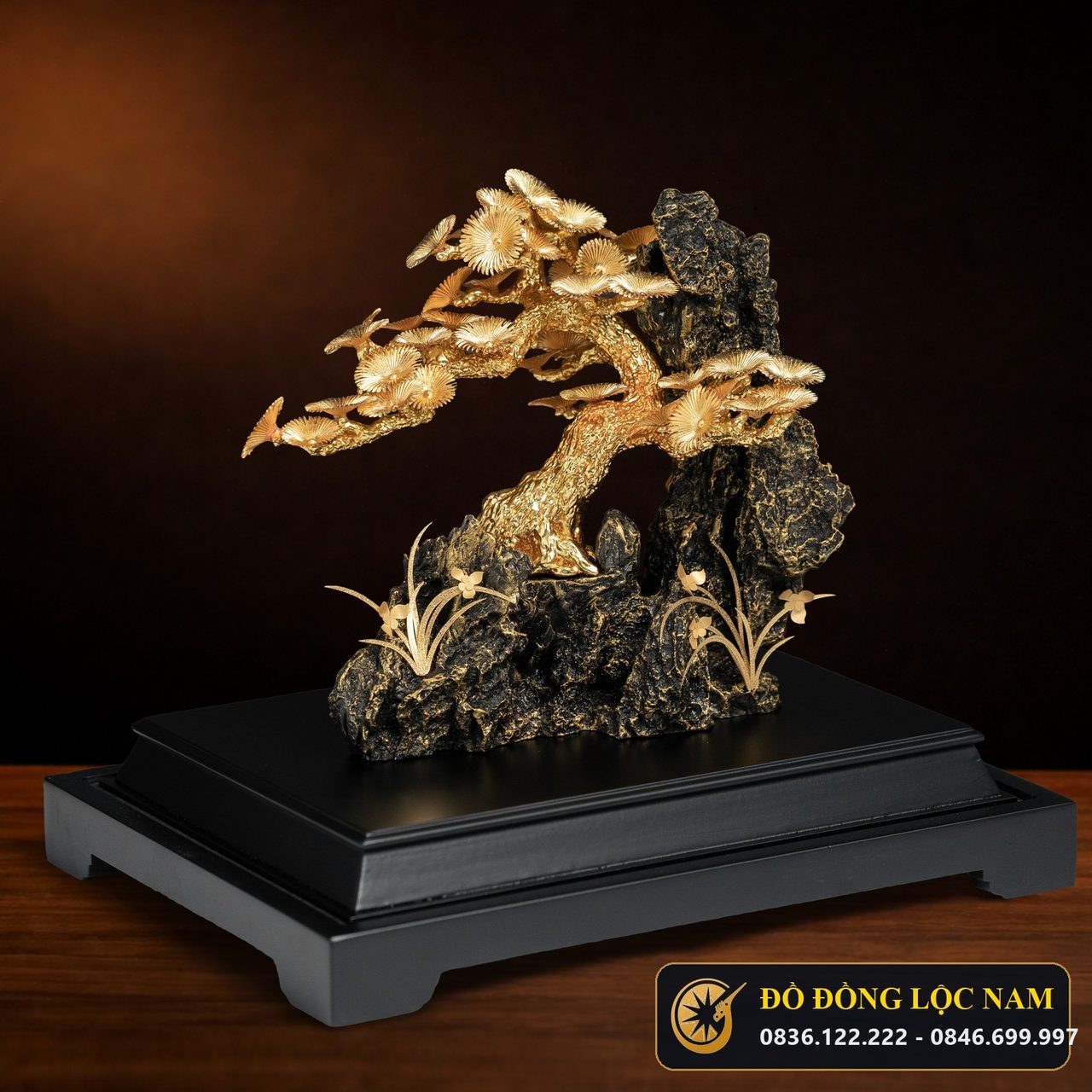 Tác Phẩm Tùng La Hán Bonsai Dát Vàng 24K Khung Kính góc chụp 1