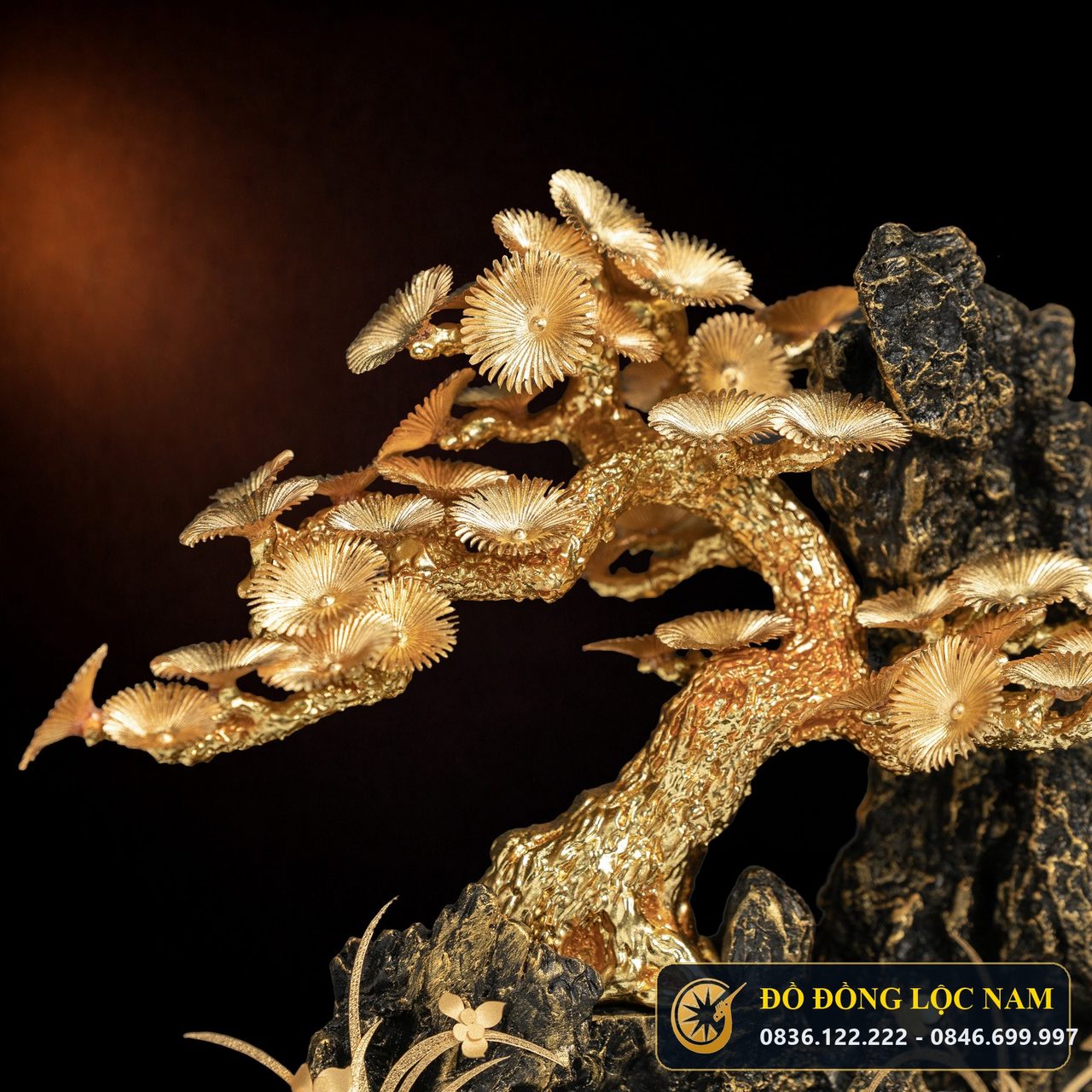 Tác Phẩm Tùng La Hán Bonsai Dát Vàng 24K Khung Kính góc chụp 2