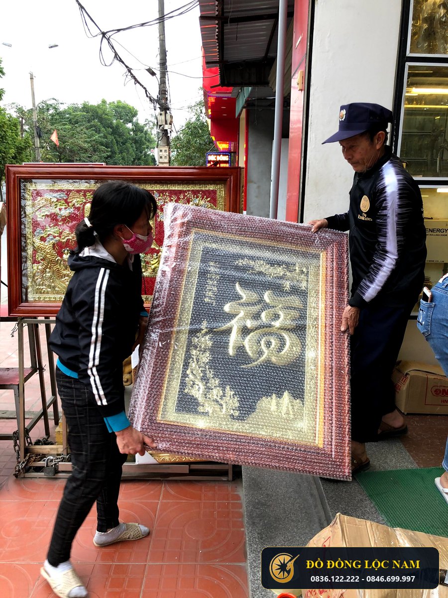 Tranh Chữ Phúc Bằng Đồng Dát Vàng 24K Khung Gỗ Hương Đỏ góc chụp 1