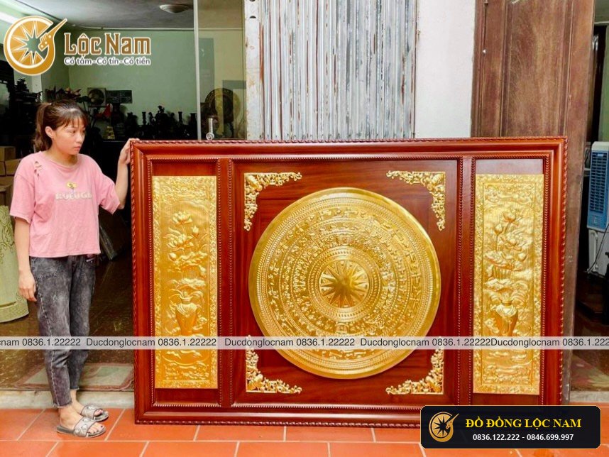 Tranh Mặt Trống Đồng Dát Vàng 9999 Khung Gỗ Gụ