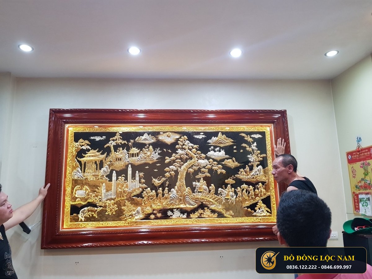 Tranh Vinh Quy Bái Tổ Bằng Đồng 2m3 x 1m2 Dát Vàng Dát Bạc góc chụp 2