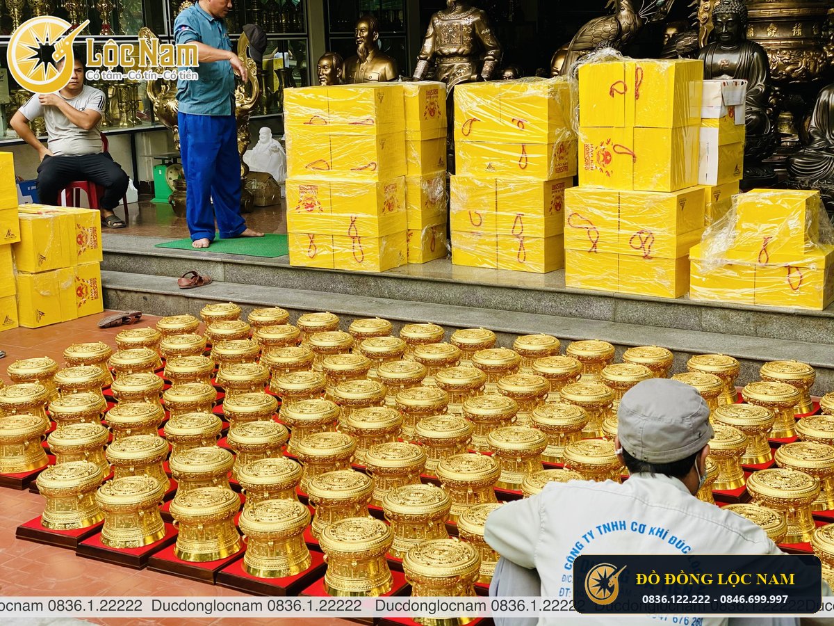 Đúc Quả Trống Số Lượng Lớn Làm Quà Tặng Trống Đồng Đường kính 20cm Mạ Vàng 18K góc chụp 1