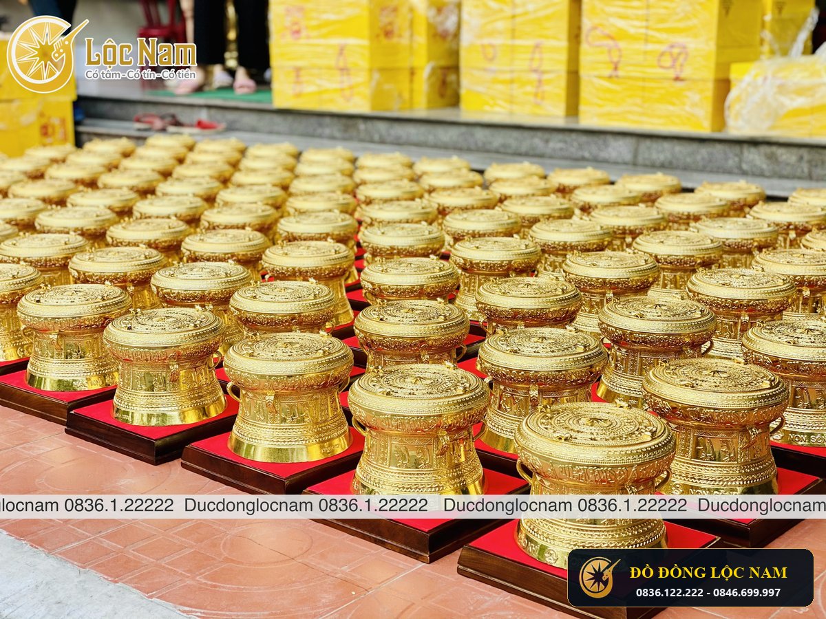 Đúc Quả Trống Số Lượng Lớn Làm Quà Tặng Trống Đồng Đường kính 20cm Mạ Vàng 18K góc chụp 2