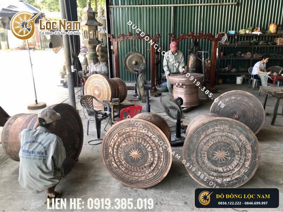 Đúc và thiết kế quả trống đồng làm bàn uống trà giao tại Nghệ An góc chụp 2