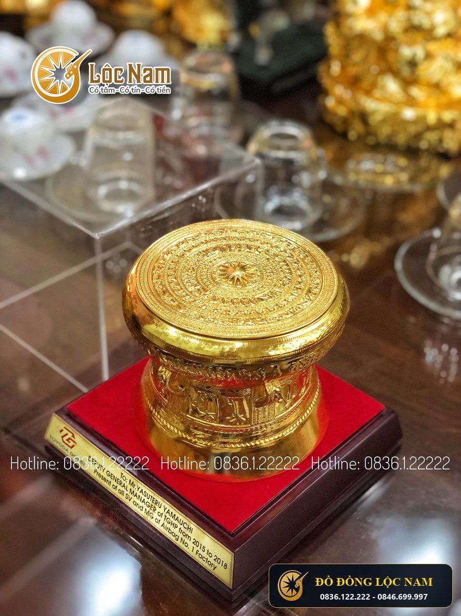 Qua Trống Đồng Mạ Vàng Qua Tang Ly Tượng Chó Doanh Nghiep góc chụp 1