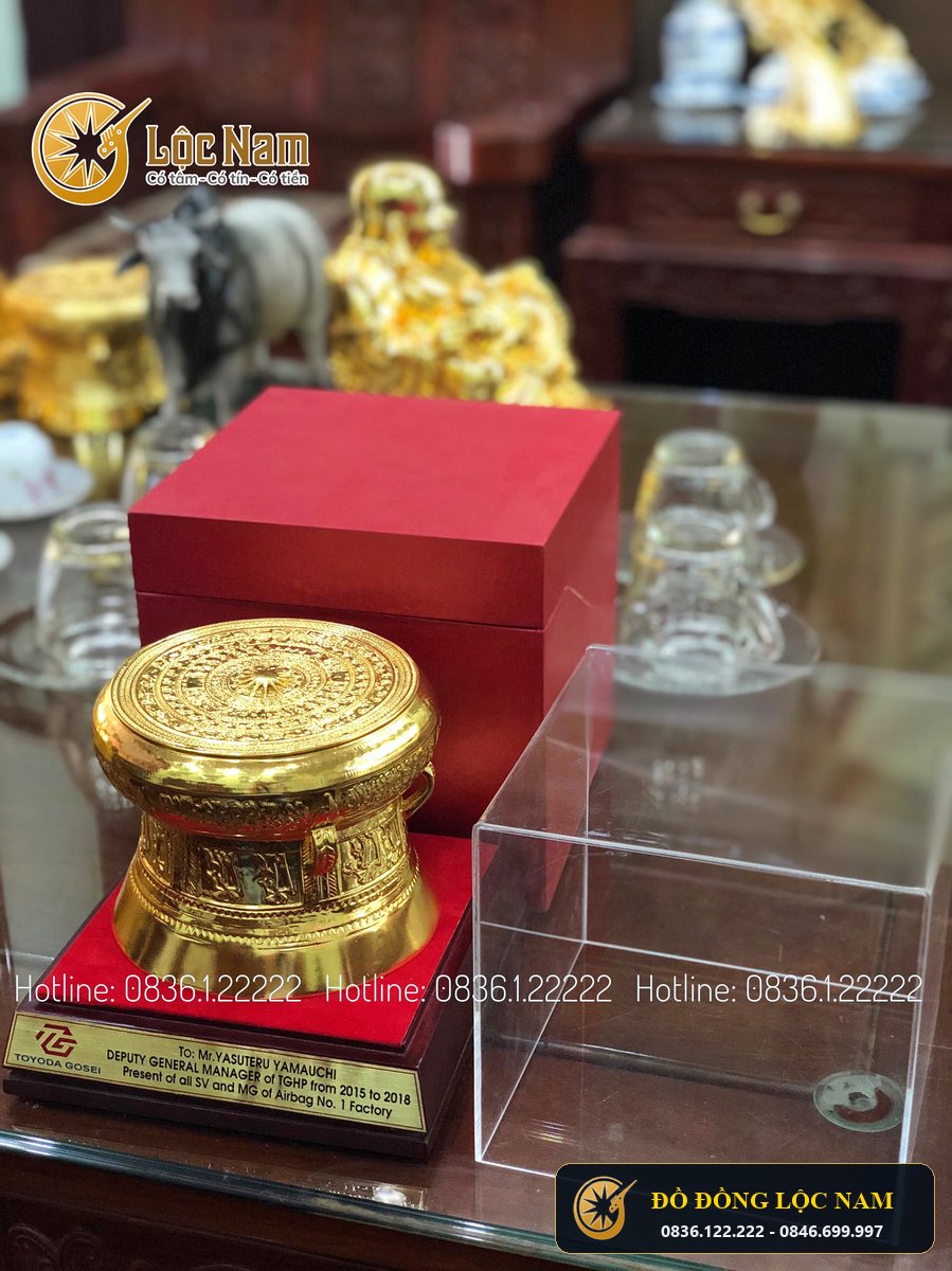 Qua Trống Đồng Mạ Vàng Qua Tang Ly Tượng Chó Doanh Nghiep góc chụp 2