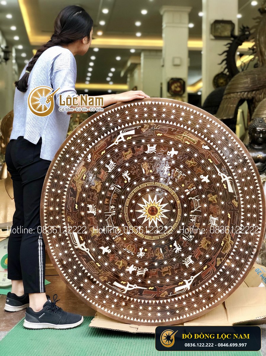 Tranh Mặt Trống Đồng Đỏ 1m Khảm Ngũ Sắc Khung Gỗ Hương Do Gia Tri góc chụp 2