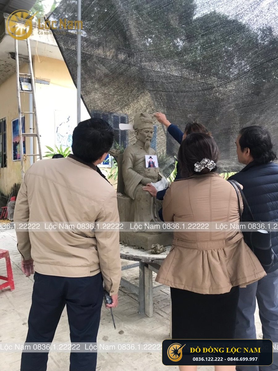 Đúc Tượng Cụ Nguyễn Trãi Bằng Đồng Lắp Đặt Và Bàn Giao Cho Khách góc chụp 2
