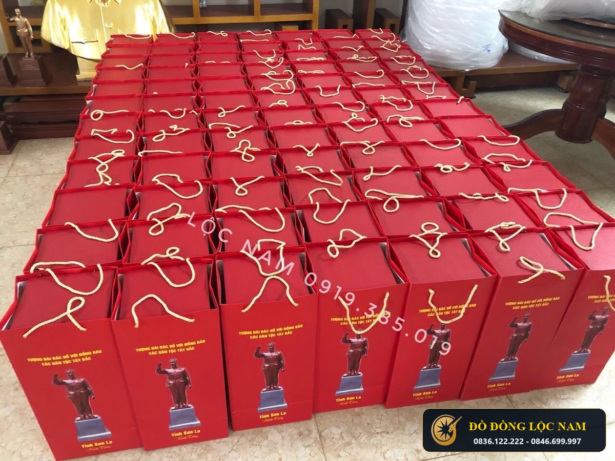 Qua Tang Bằng Đồng Tượng Bác Hồ Đứng Chao góc chụp 2