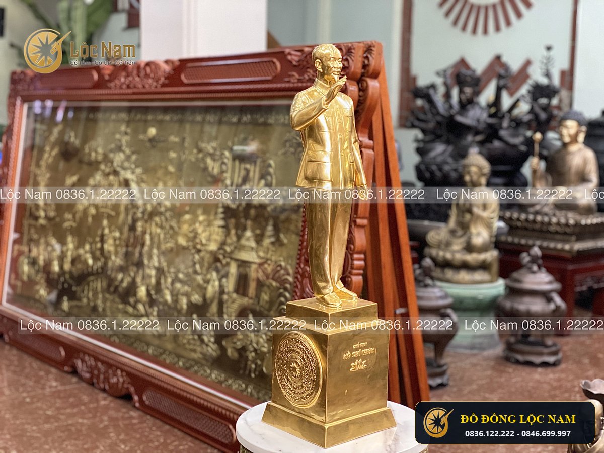 Tượng Bác Hồ Đứng Bằng Đồng Mạ Vàng Cao 68cm góc chụp 2