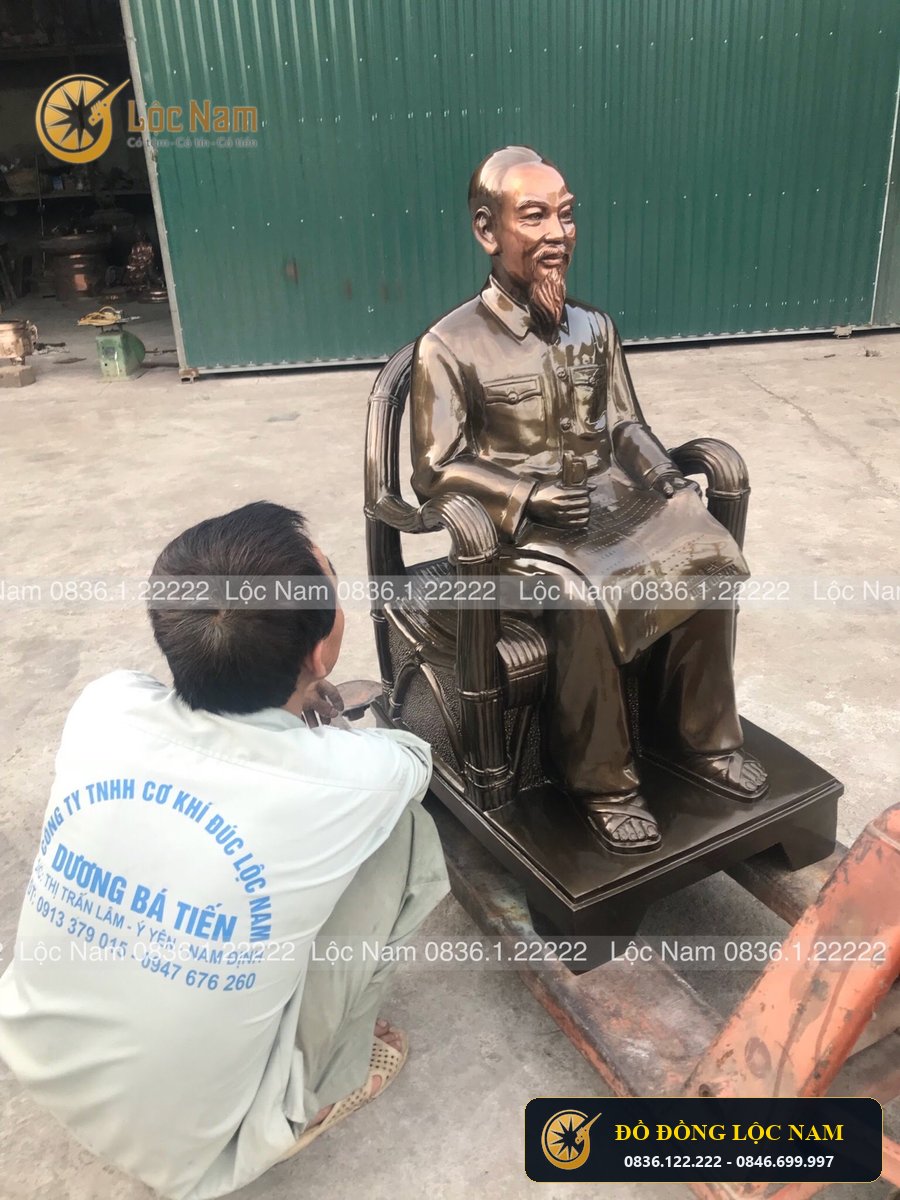 Tượng Bác Hồ Ngồi Đọc Báo Duc Dong Do Cao 1m1 góc chụp 1