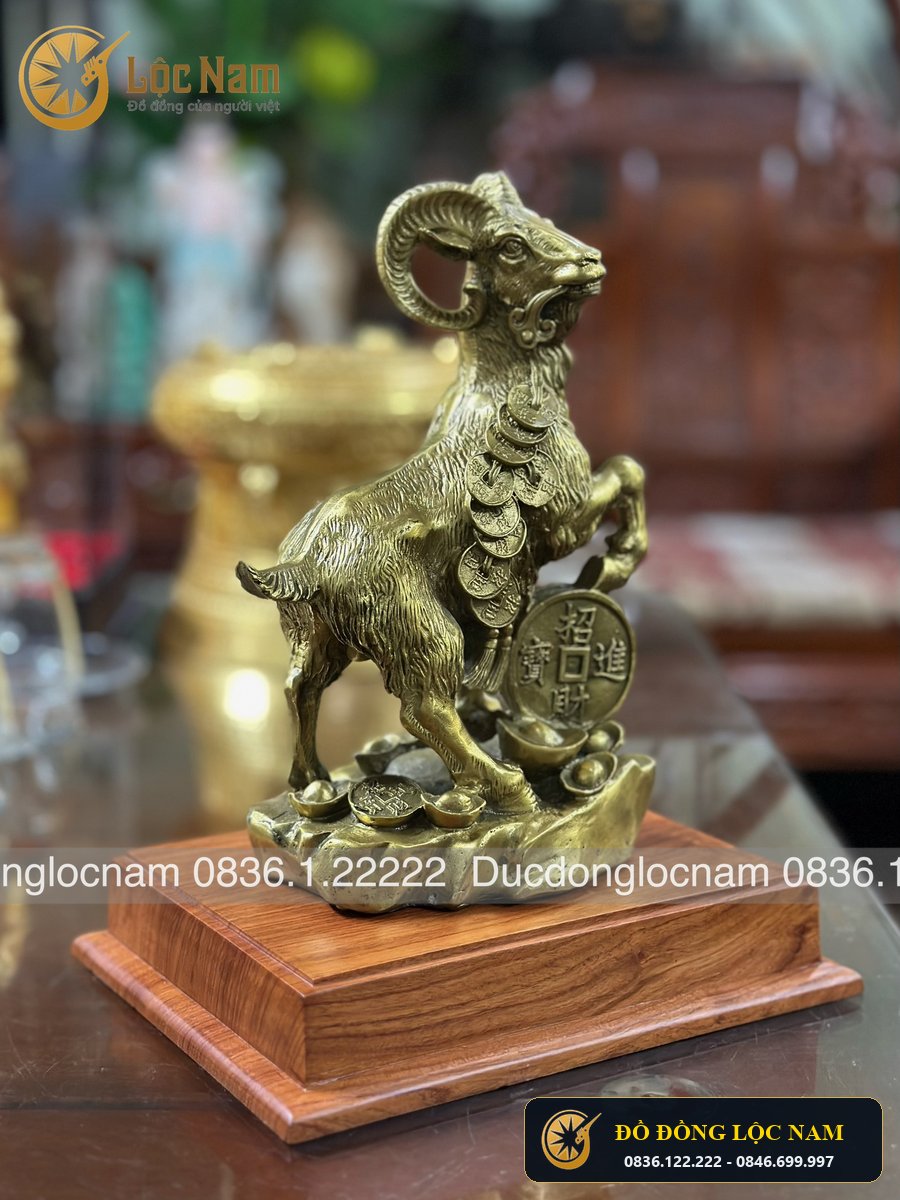 Tượng Dê Bằng Đồng Đứng Ngậm Dây Tiền Cao 26cm góc chụp 1