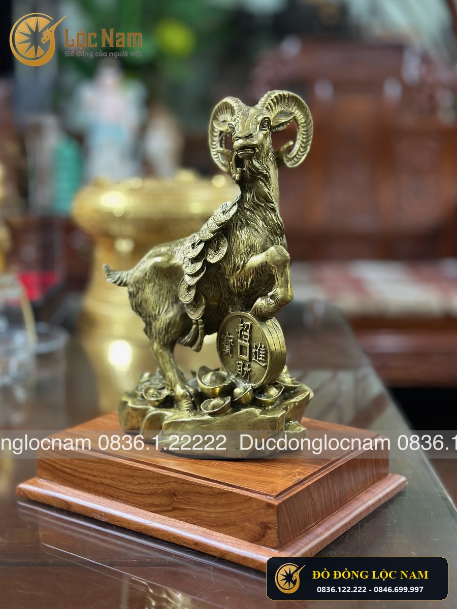 Tượng Dê Bằng Đồng Đứng Ngậm Dây Tiền Cao 26cm góc chụp 2