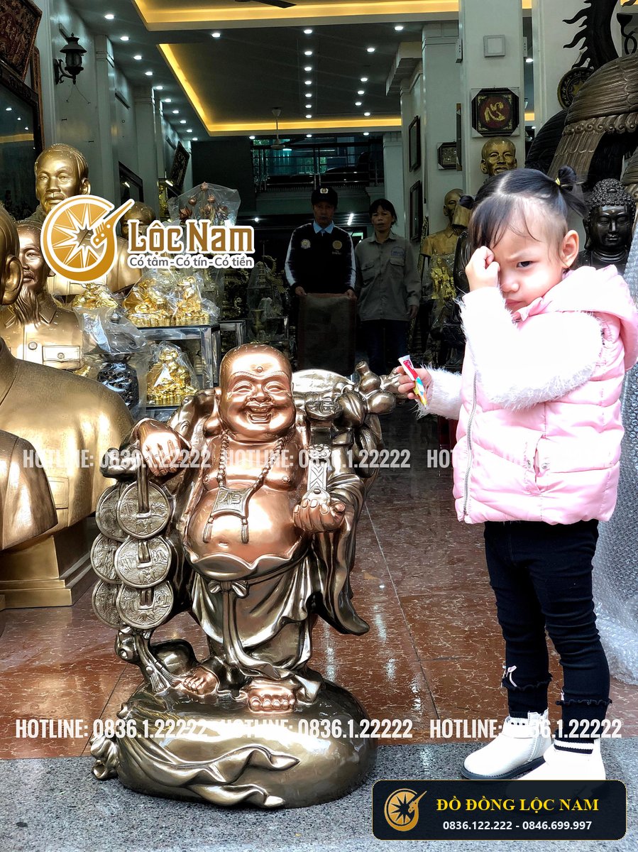 Tượng Di Lặc Bằng Đồng Gánh Tiền Tay Cầm Gậy Như Ý Cao 68cm góc chụp 2